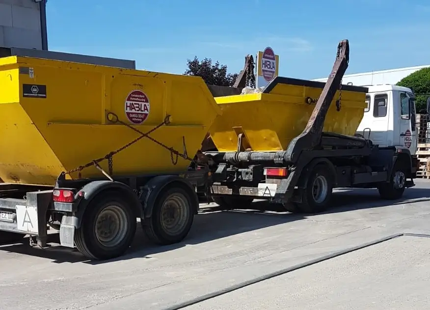 Container-LKW mit Firmenbranding | Containerdienst Habla