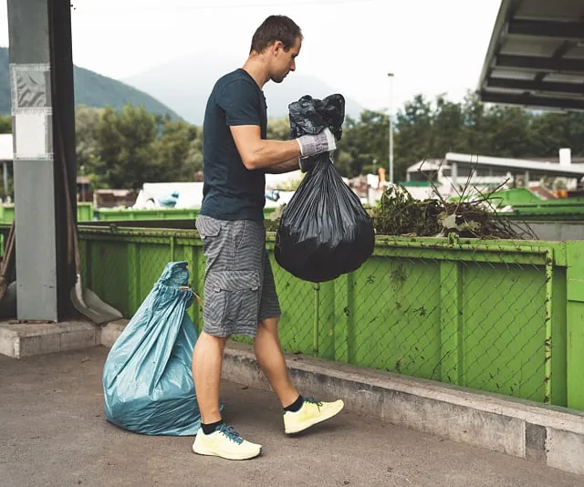 Person entsorgt Müll auf dem Wertstoffhof | Habla Containerdienst