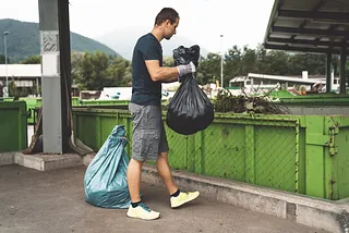 Person entsorgt Müll auf dem Wertstoffhof | Habla Containerdienst