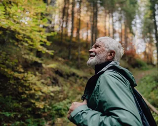 Alter Mann wandert im Wald | Habla Containerdienst